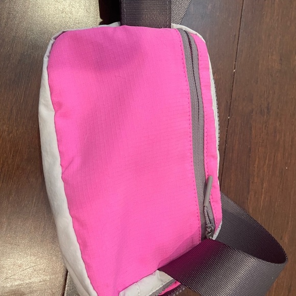 lululemon everwhere belt bag pow pink light/lunar rock/chrome sold out - Picture 4 of 11